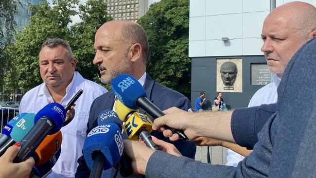 Министър Меджидиев: Подобрява се състоянието на едното от децата, приведени в УМБАЛСМ „Пирогов“ от старозагорската университетска болница „Проф. д-р Стоян Киркович“