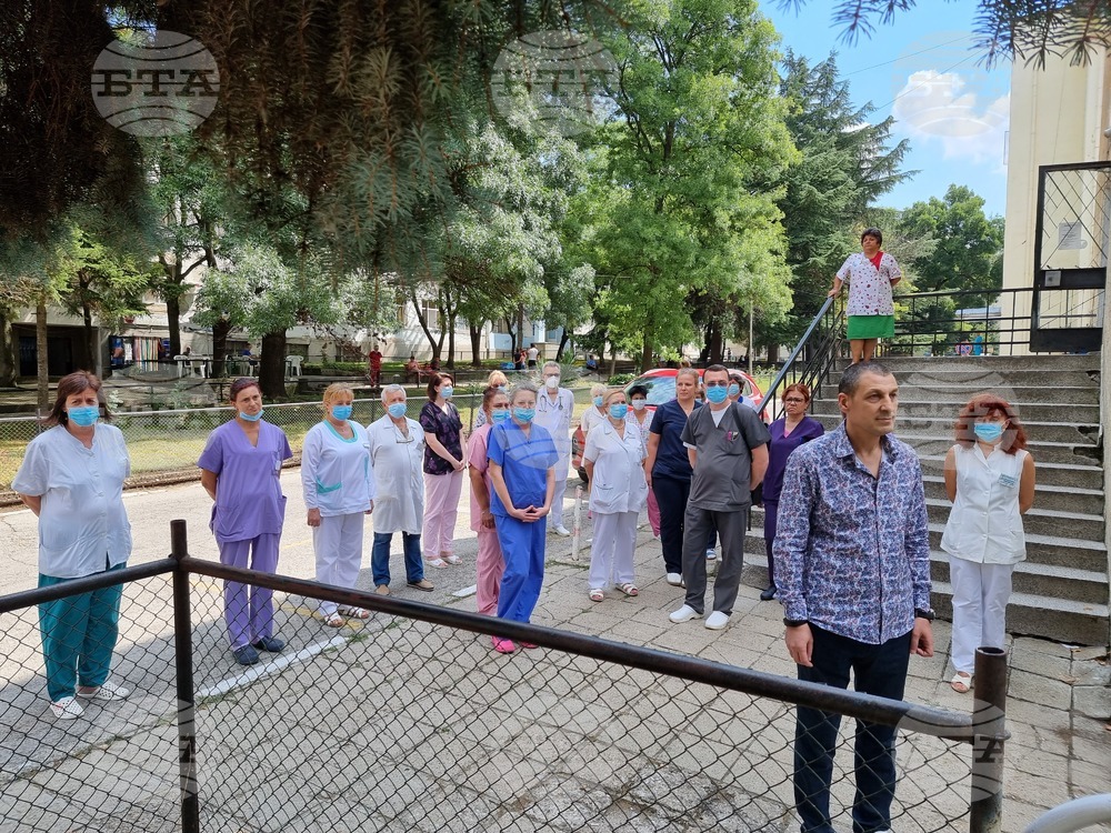 Медици от областната болница в Ямбол почетоха паметта на загинали свои колеги в националния Ден на спасението