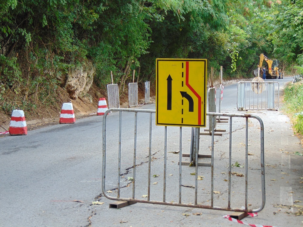 Възстановяват отводнителната канавка по панорамния път към Шуменското плато