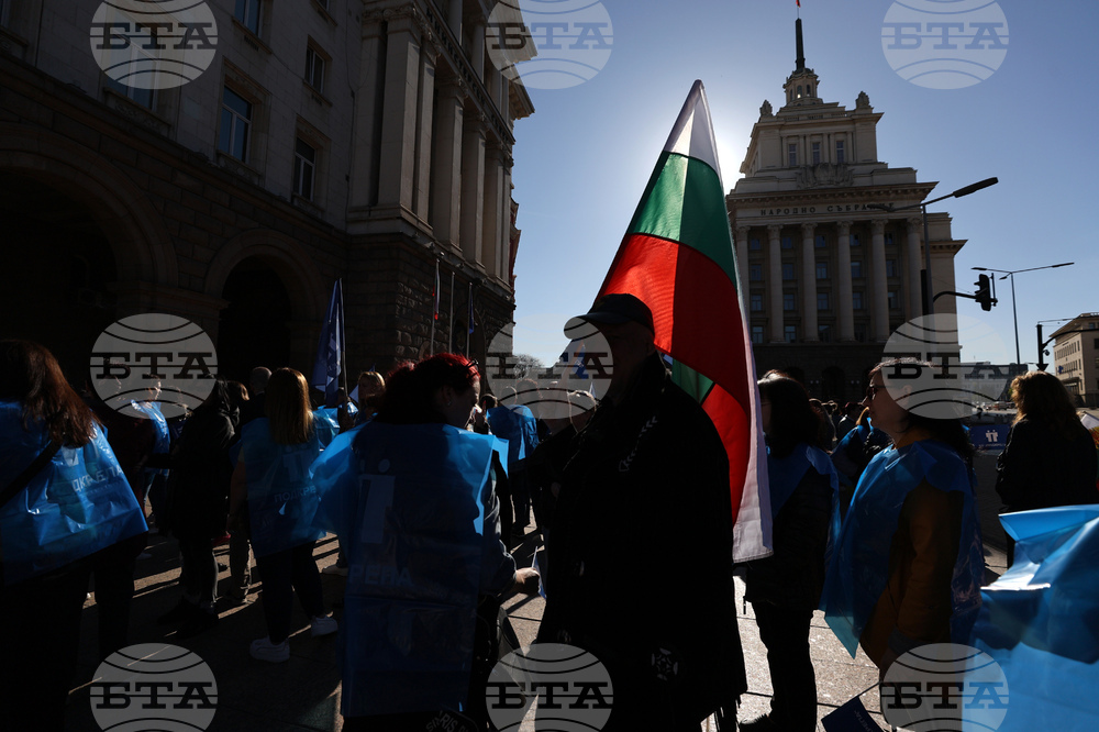 Граждани се събраха пред Министерския съвет на протест за преодоляване на диспропорциите във възнагражденията в държавната администрация
