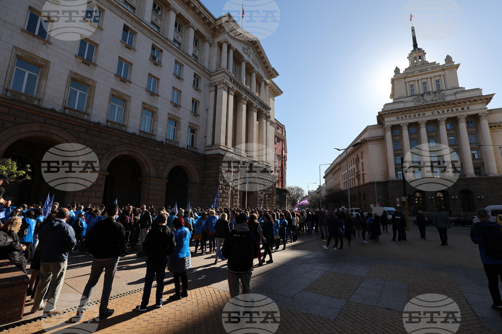Граждани се събраха пред Министерския съвет на протест за преодоляване на диспропорциите във възнагражденията в държавната администрация