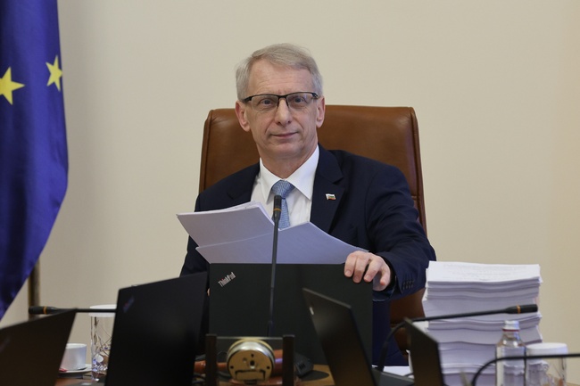Държавата продължи да работи с нормални темпове, независимо от рязко усложнената и вече предизборна обстановка, заяви премиерът в оставка
