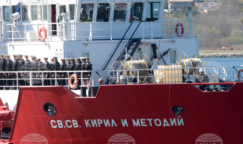 Варна - Научноизследователски кораб "Св. св. Кирил и Методии" (НИК 421) - завръщане