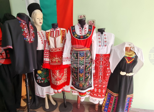 От Центъра за национални култури в Рени, Украйна, представиха традиционното облекло на бесарабските момичета за Лазаровден