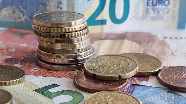 Курсът на еврото остава почти без промяна спрямо долара