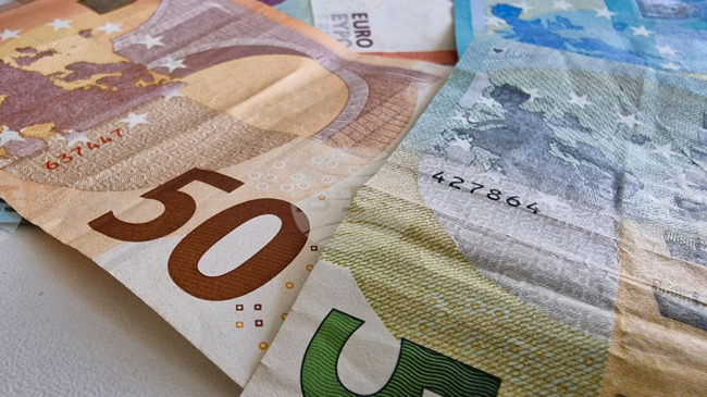 Еврото остава без промяна спрямо долара, а спрямо лирата и франка поскъпва леко