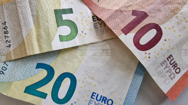 Еврото поскъпна спрямо долара в сутрешната междубанкова търговия