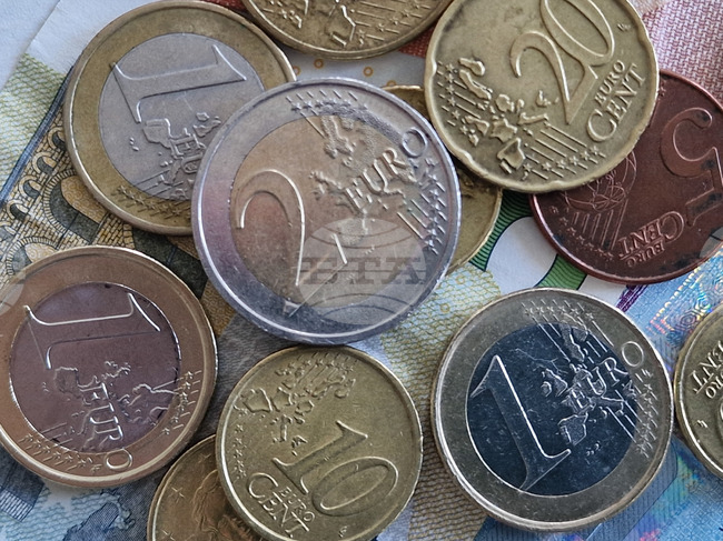 Еврото леко отстъпва в сутрешната търговия