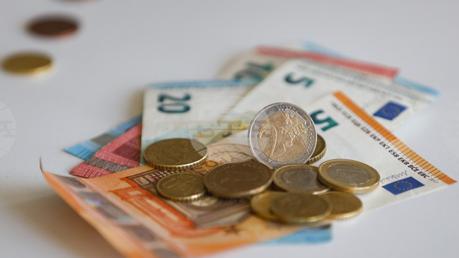 Еврото отстъпва леко спрямо долара