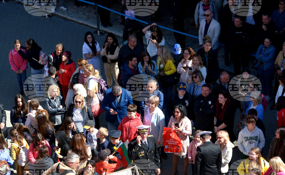 Варна - Научноизследователски кораб "Св. св. Кирил и Методии" (НИК 421) - посрещане