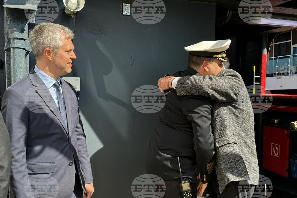 Варна - Научноизследователски кораб "Св. св. Кирил и Методии" (НИК 421) - завръщане