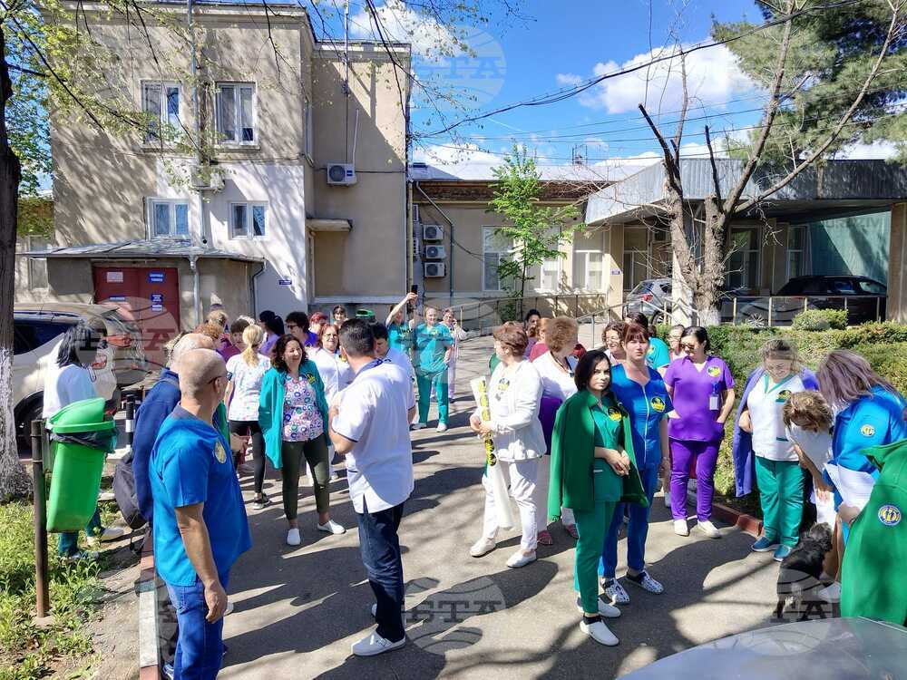 Лекари протестират пред сградата на правителството в Букурещ