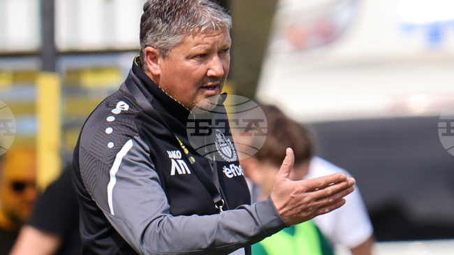 Феновете изразяват подкрепа за Любослав Пенев в 9-ата минута на мача ЦСКА - Локомотив Пловдив