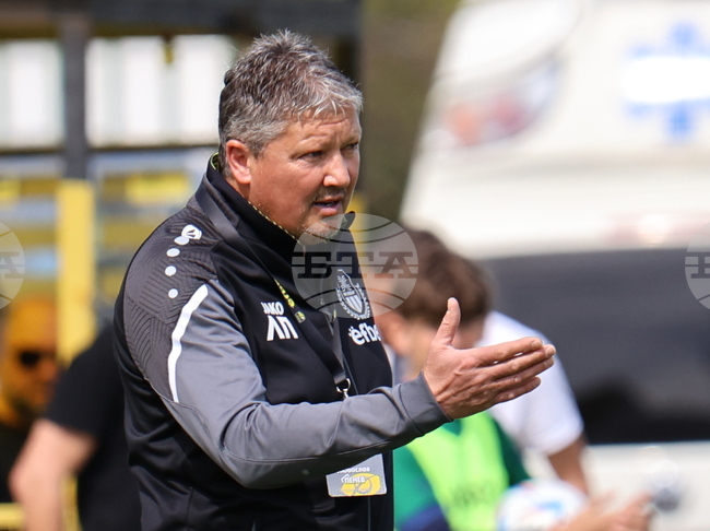 Феновете изразяват подкрепа за Любослав Пенев в 9-ата минута на мача ЦСКА - Локомотив Пловдив