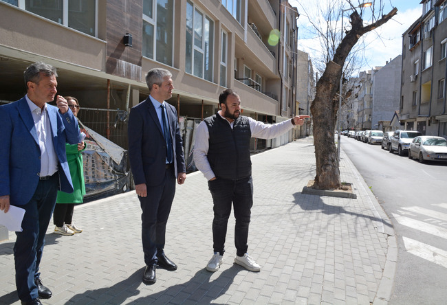 Кметът Благомир Коцев инспектира ремонта на ул. „Патриарх Евтимий“