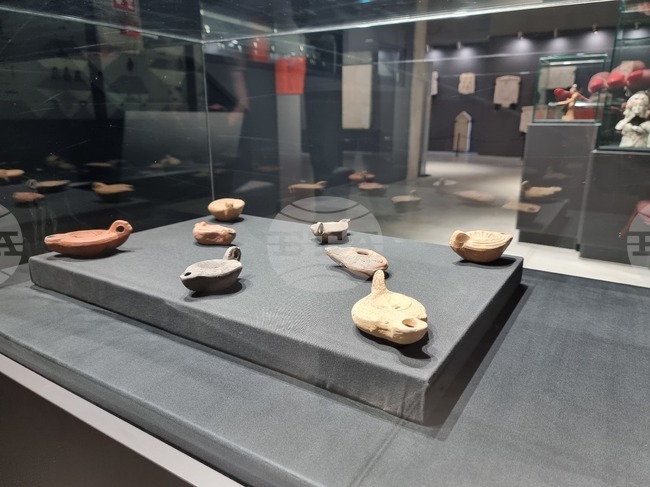 Мобилна изложба с релефни копия прави артефакти от Хераклея Синтика достъпни и за незрящи у нас и в чужбина