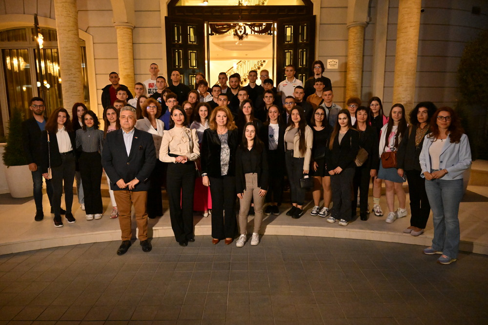 Асоциация "Докосни дъгата": Вицепрезидентът на Република България Илияна Йотова даде старт на финалния етап от Менторската програма „Младежите на България и Черна гора – мост за нови възможности“