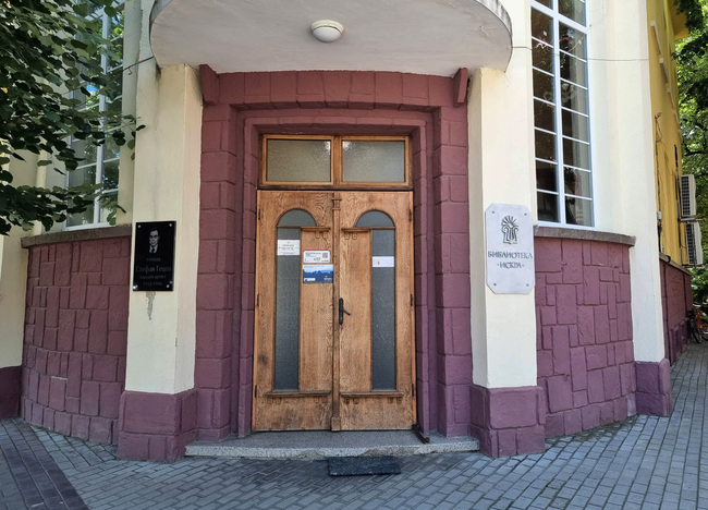 Покривната конструкция на сградата Общинската библиотека „Искра“ в Казанлък се нуждае от спешен ремонт, съобщиха от администрацията