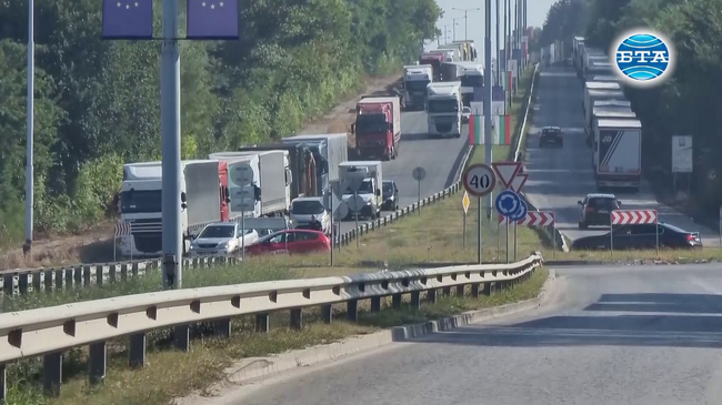 Интензивният трафик от камиони към "Дунав мост" блокира отново международен булевард в Русе