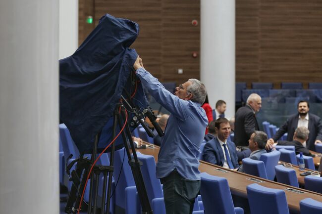 Народното събрание разглежда на първо четене два законопроекта за промени в Закона за железопътния транспорт