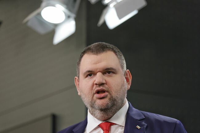 Президентът е длъжен да подпише указите за назначаване на нови министри, каза Делян Пеевски