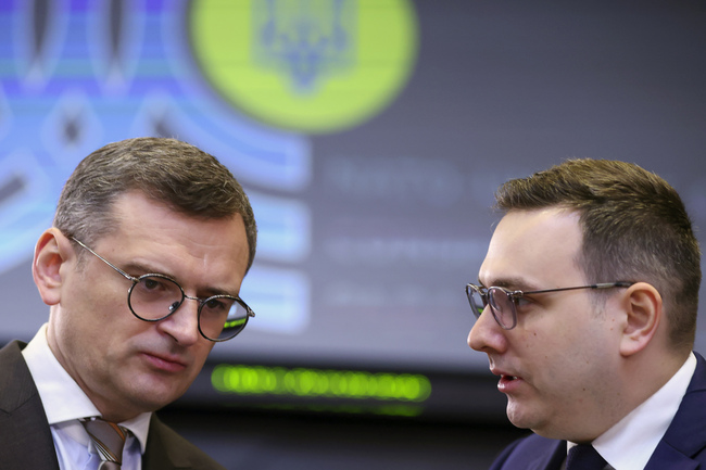 Външните министри от НАТО ще обсъдят днес план на стойност 100 милиарда евро за военна помощ за Украйна