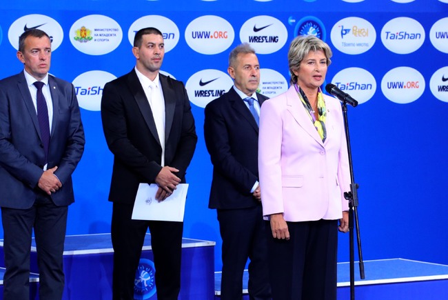 Весела Лечева откри Световното първенство по борба за юноши и девойки в София