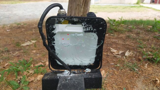 Пореден вандалски акт! Част от художественото осветление в квартал „Вароша“ е унищожено