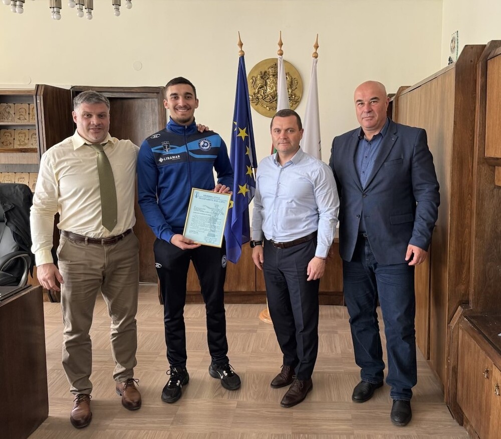 Община Русе: Волейболистът Валентин Мутафов бе отличен от кмета Пенчо Милков за „Спортист на месеца“ 