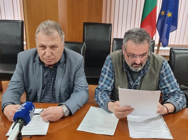 Обособената зона за контакт на посетители с животни в зоопарка в Шумен е временно затворена, съобщи Сергей Стойков