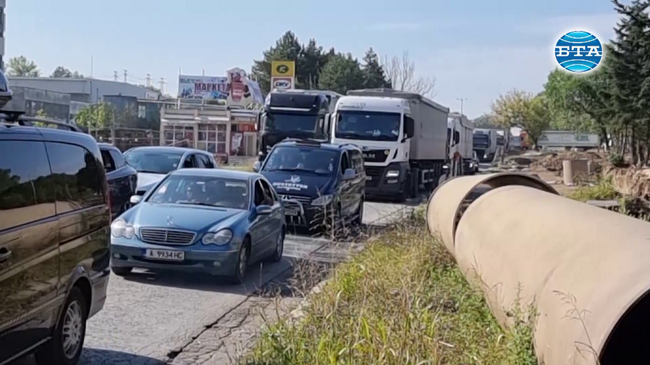 Полицията спира камиони в съседни на Русе области заради задръстванията на "Дунав мост" 