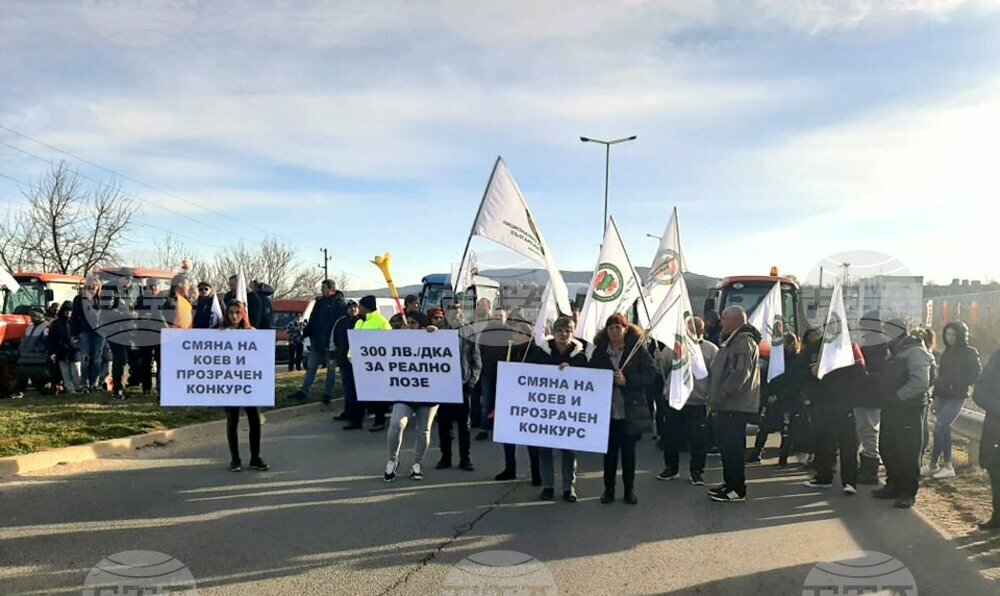 Лозари протестираха в Монтана и затвориха за час изхода за Враца и София