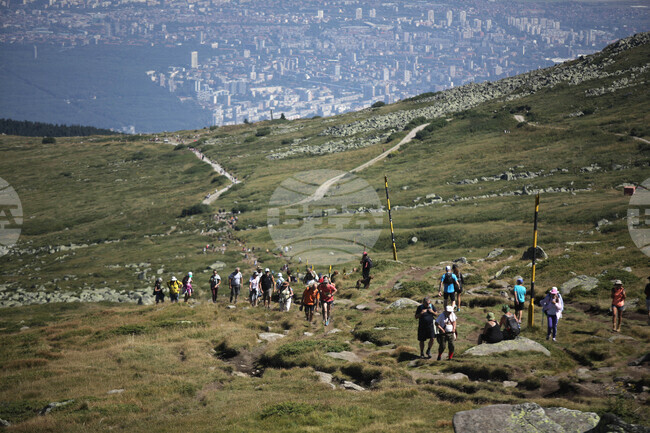 Добри са условията за туризъм в планините, но се очаква влошаване на времето, съобщиха от Планинската спасителна служба на БЧК