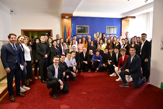 Асоциация "Докосни дъгата": Участниците в Менторската програма „Младежите на България и Черна гора – мост за нови възможности“ се срещнаха с министри на Черна гора и посетиха държавни институции