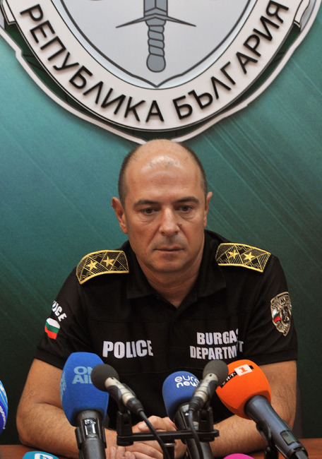 Първоначалният анализ показва, че полицаите Йордан Илиев и Атанас Градев са действали правилно, каза директорът на ОД на МВР – Бургас