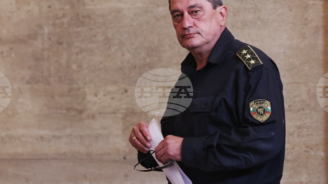 През лятото България разполага с пет хеликоптера и един самолет, готови за включване в гасене на пожари, каза гл. комисар Николай Николов 