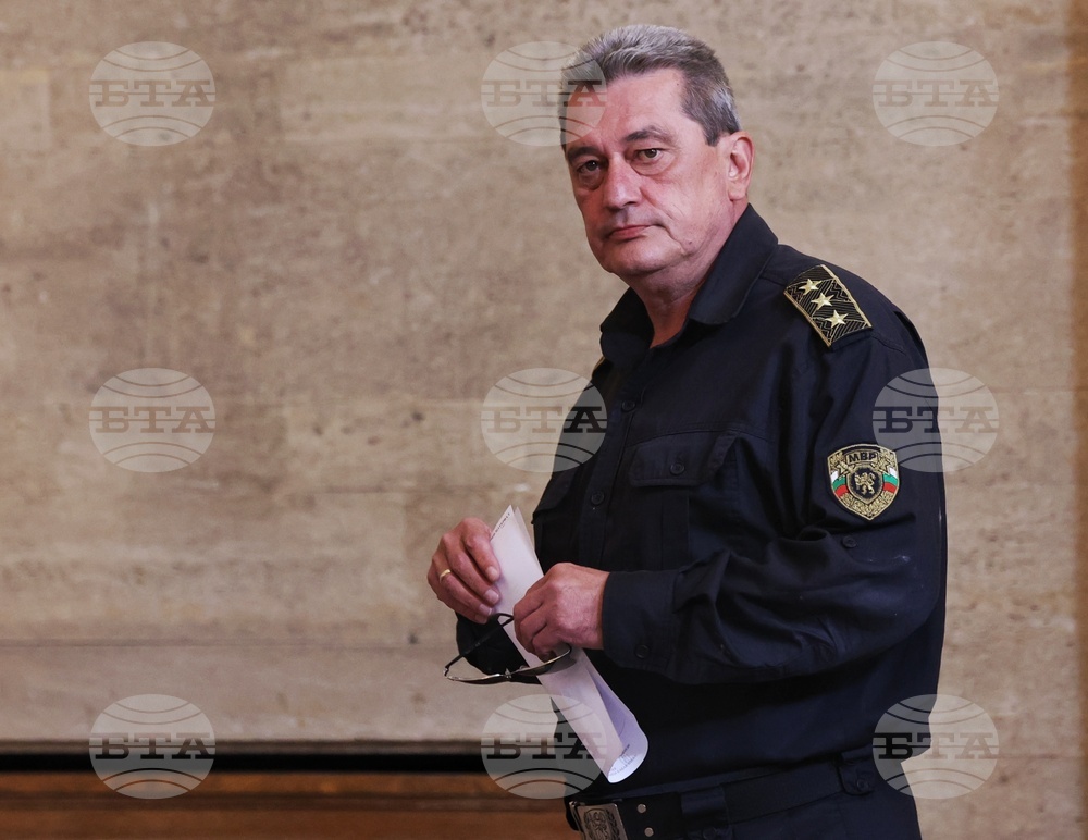Десетки екипи на полицията и пожарната от Пловдивска област са на помощ на бедстващото население от наводнените Карловски села