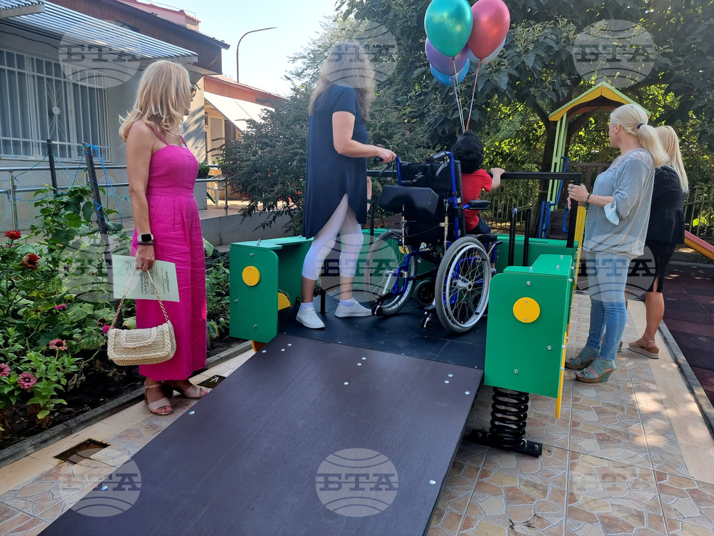 Общото събрание на ООН приема Конвенция за правата на хората с увреждания на 13 декември 2006 г.