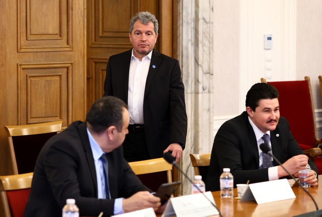 Временната парламентарна комисия за разследване на корупция в агенция "Митници" прие днес само вътрешни правила за работа