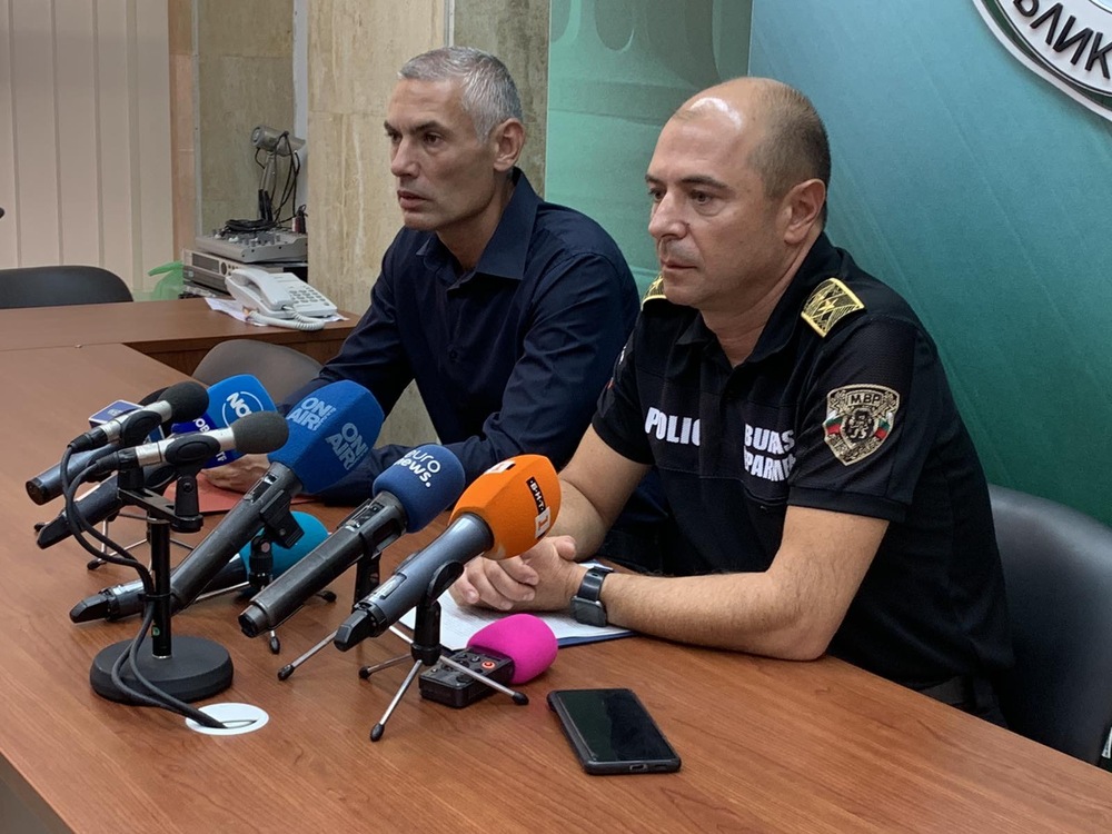 Шест лица са привлечени към наказателна отговорност за участие в ОПГ, създадена за регистрация и продажба на луксозни автомобили от чужбина, които са били предмет на престъпления в страната и чужбина