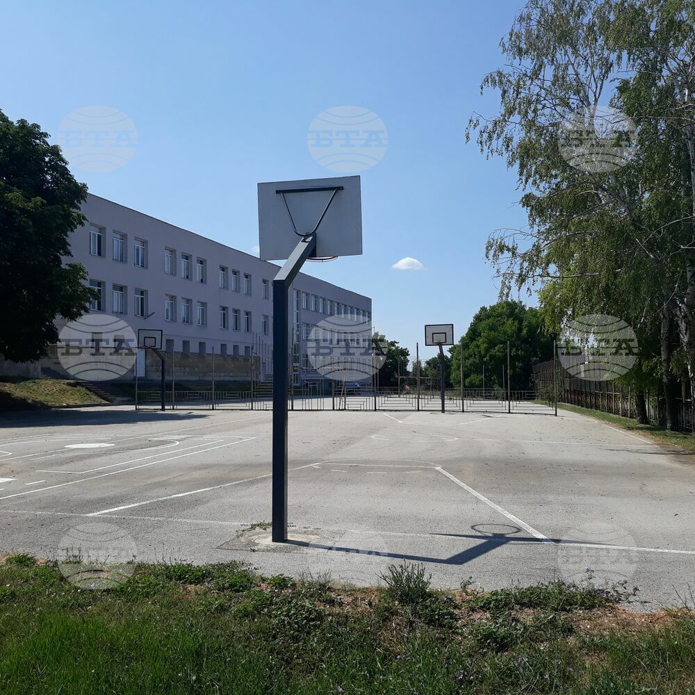 Нова спортна площадка се изгражда за три училища в Разград