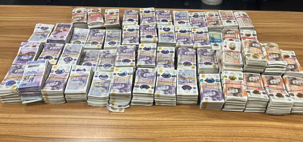 Недекларирана валута с левова равностойност над 950 000 лева откриха митническите служители на МП Капитан Андреево