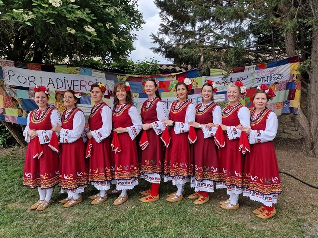 Танцова група „Красотата на България“ от Витория Гастейс представиха организаторите на събора „На мегдана на другата България“