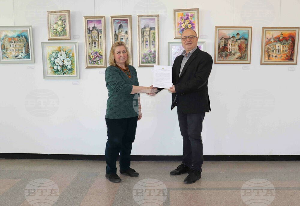 Русенска художничка подреди 93 картини в изложба по повод 40 години творческа дейност