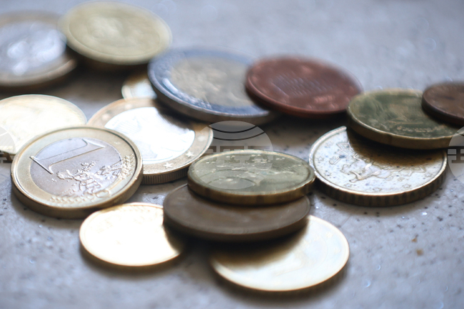 Еврото леко отстъпва позиции спрямо долара