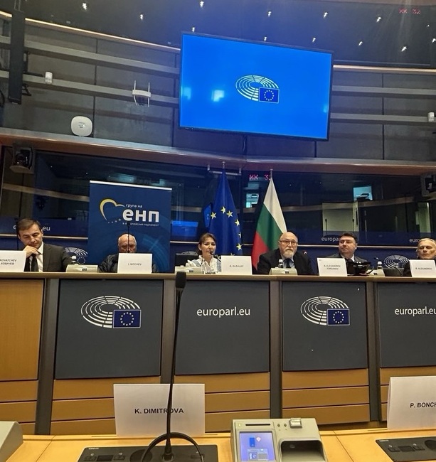 Център за еврейско-българско сътрудничество “Алеф”: Филмът на „Алеф” „Хени. Приятелството-смисъл и спасение” – силно послание към днешните и бъдещите поколения