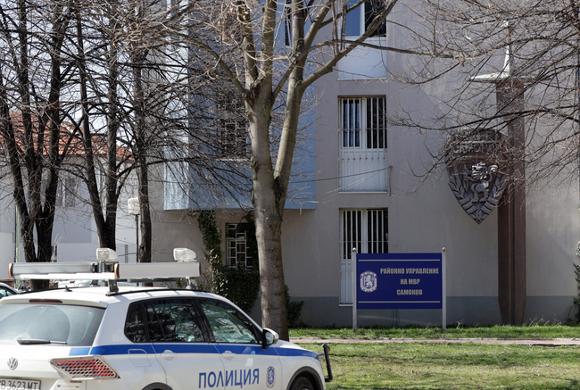 Полицията в Самоков установи 17 непълнолетни без придружители в нощни заведения, на родителите са съставени актове, а на собствениците - санкции