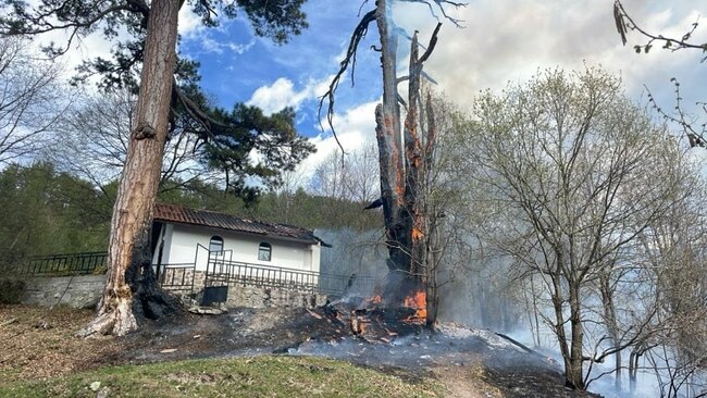 Покривът на вековен параклис край банското село Гостун е засегнат от пожар