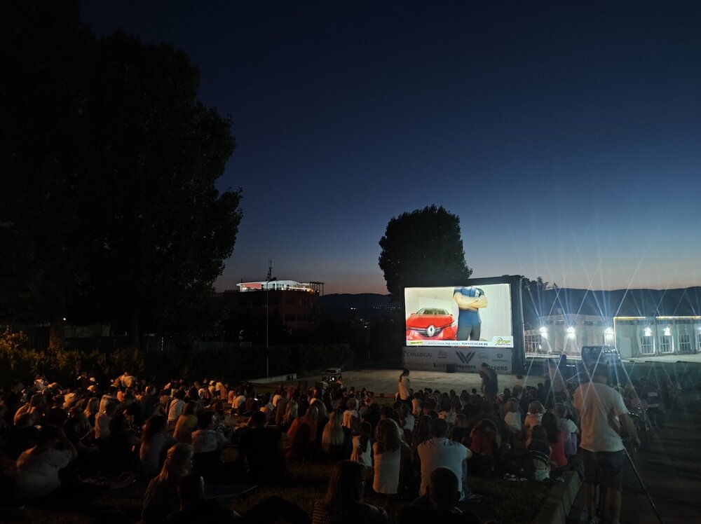 Кино под звездите в лятна нощ! Парк „Македония“ събра над 1000 любители на седмото изкуство с прожекцията на филма „Петя на моята Петя“