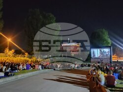 Кино под звездите в лятна нощ! Парк „Македония“ събра над 1000 любители на седмото изкуство с прожекцията на филма „Петя на моята Петя“